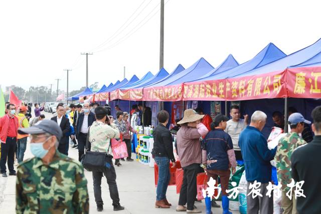 一大波春耕农资下乡。