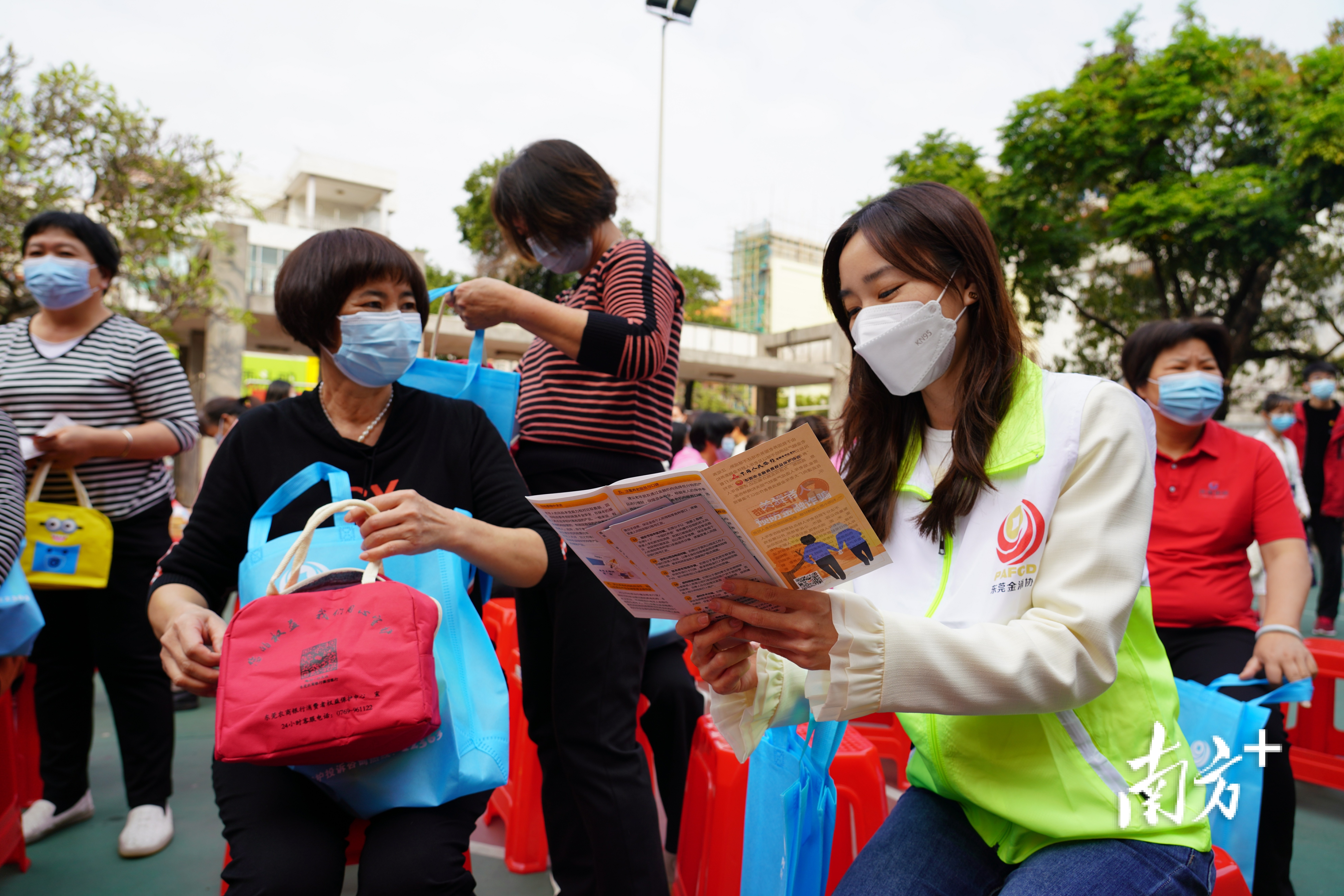 在南城胜和社区益联村，东莞金消协开展“三八”国际妇女节专场金融知识宣传活动。