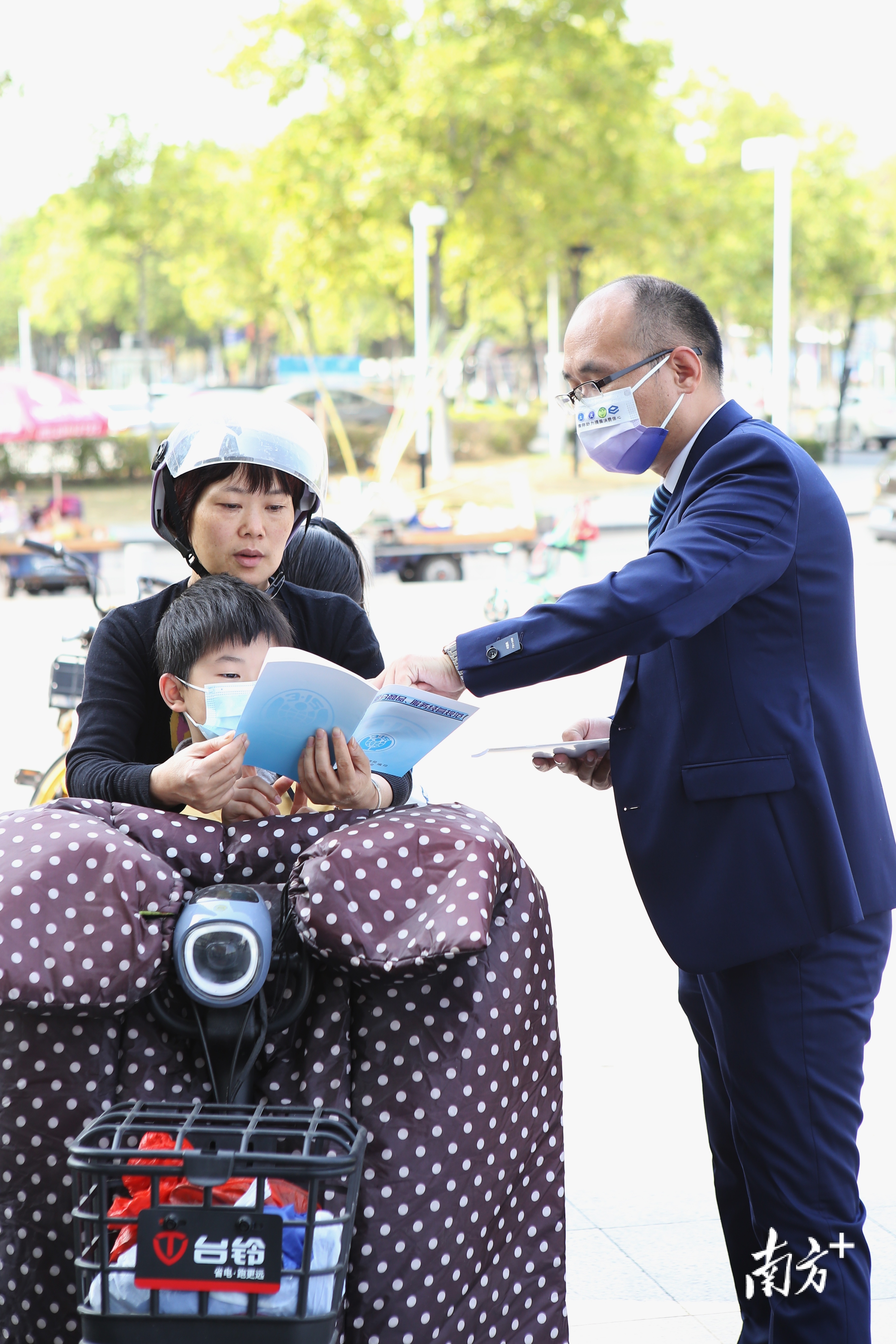 市消委会将消费知识做成小册，送到市民手上。