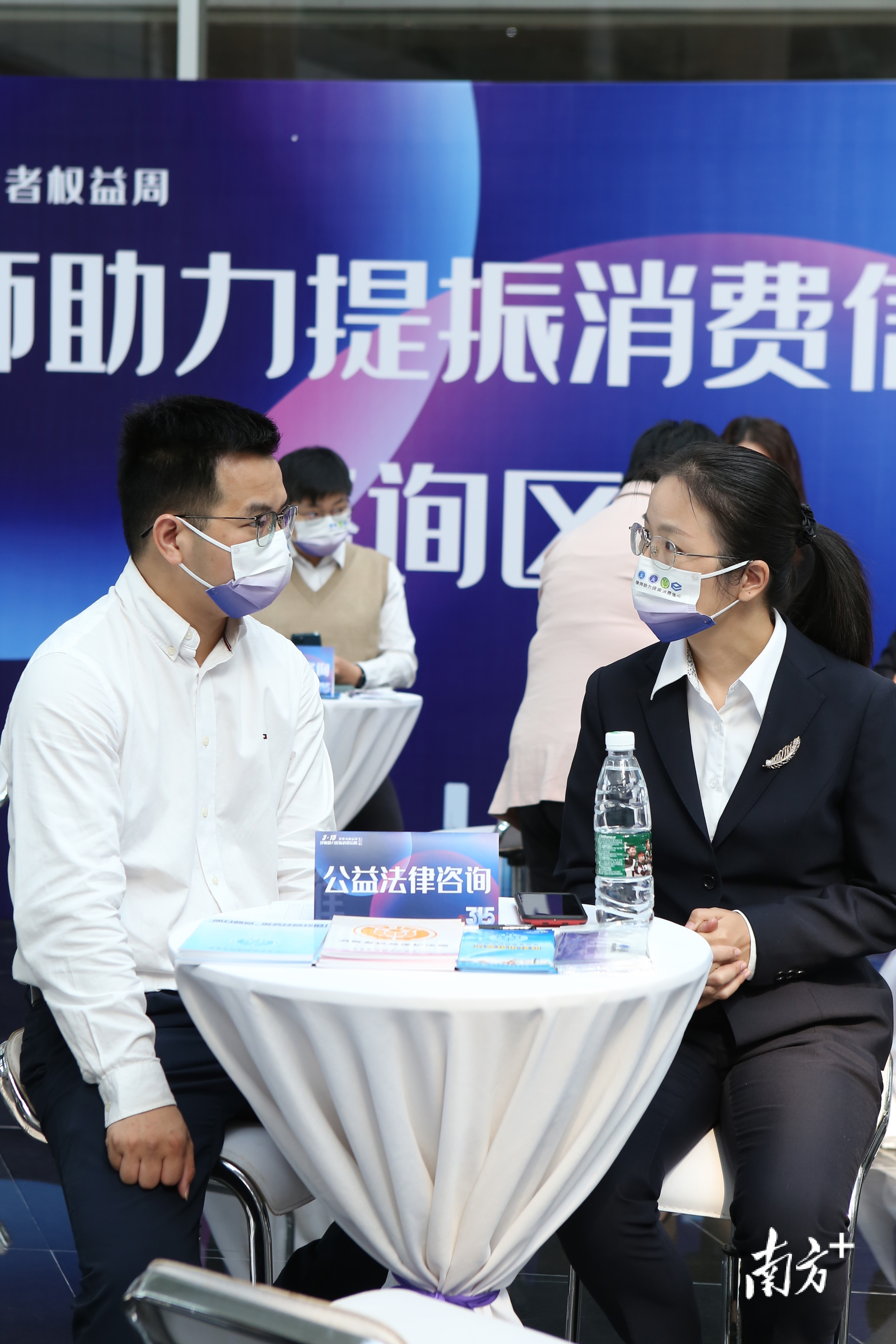 市消委会承办律师助力提振消费信心活动，为市民提供免费咨询服务。