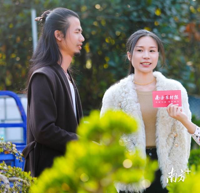 游小北与丈夫周增亮接受南方农村报记者采访。