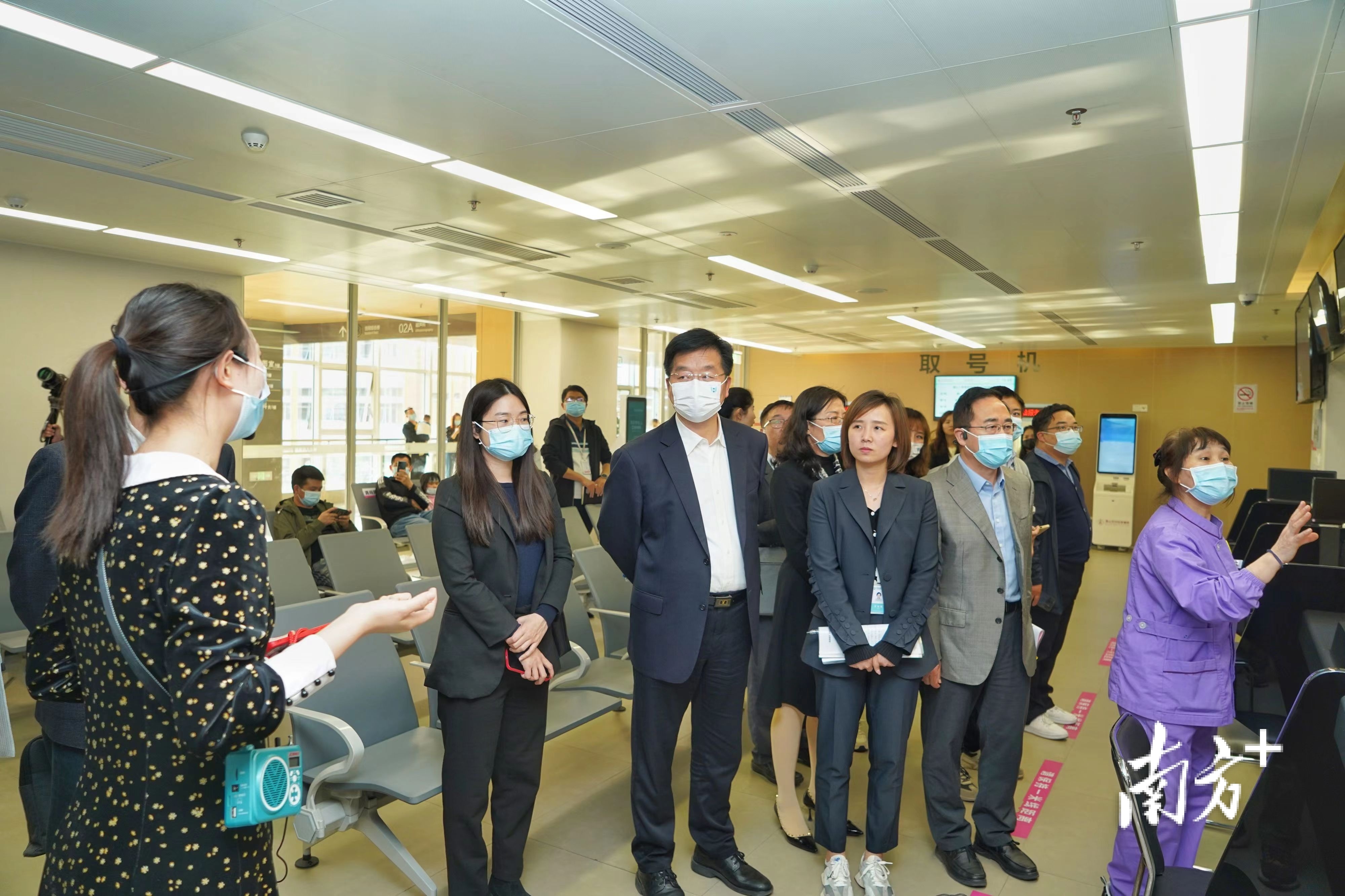 “品质医疗 探路先锋”卫生健康高质量发展深调研走进佛山市妇幼保健院，展开了一场面向妇女儿童医疗健康服务的深度探讨。戴嘉信 摄