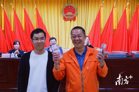 水头镇新联村的村民代表上台领取分红。