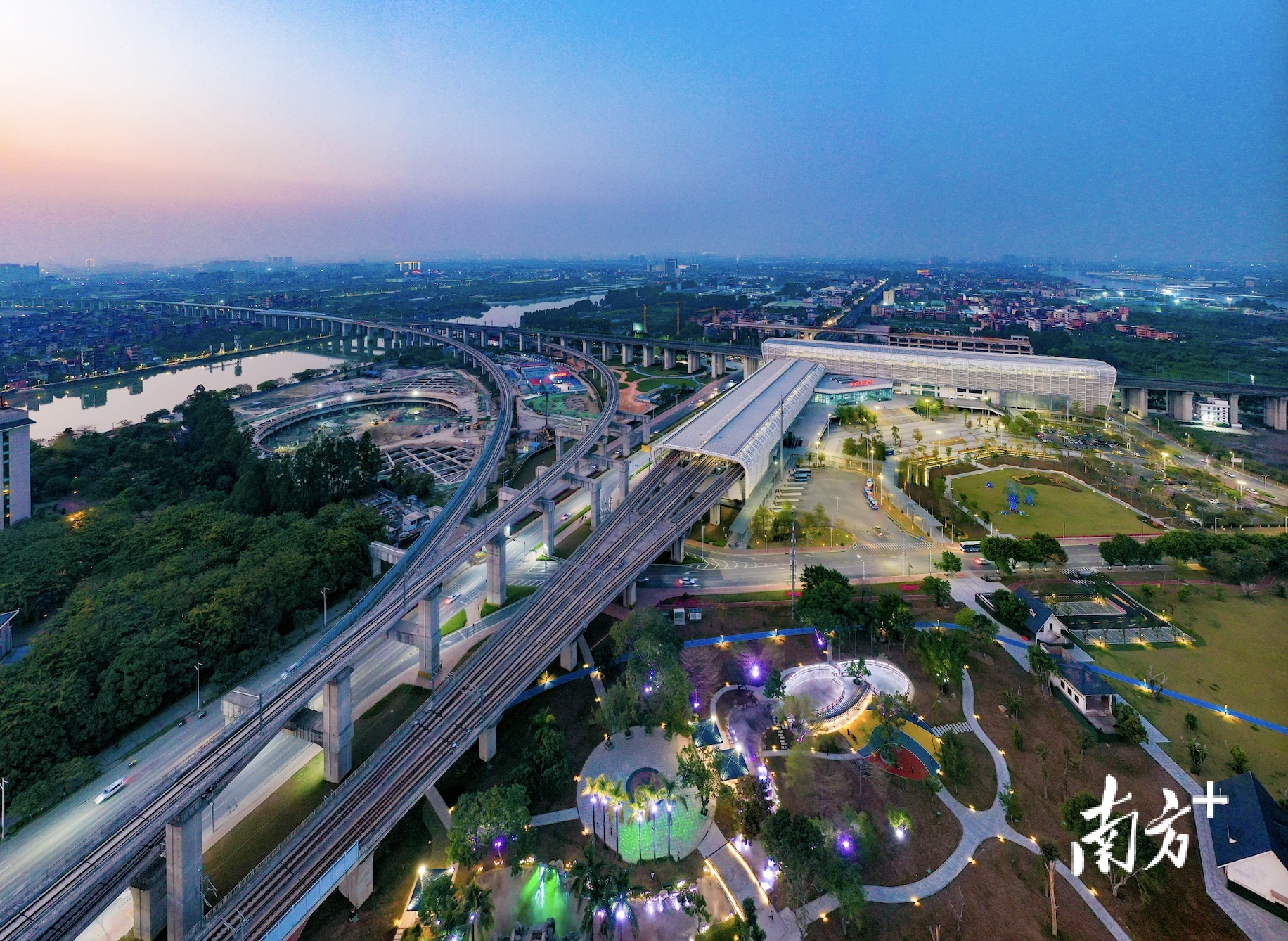 东莞西站及周边环境品质提升工程（一标段）近日完工，点亮城市夜晚。 