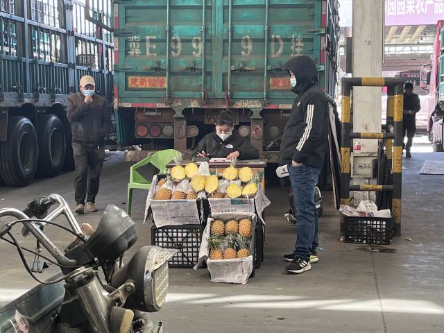菠蘿檔口老板現(xiàn)場開單