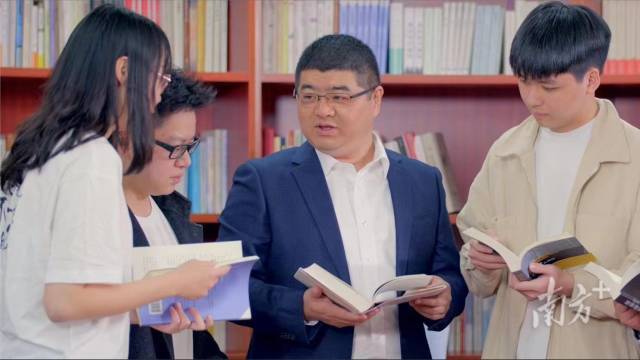 张伟（左三）和同学们交流。