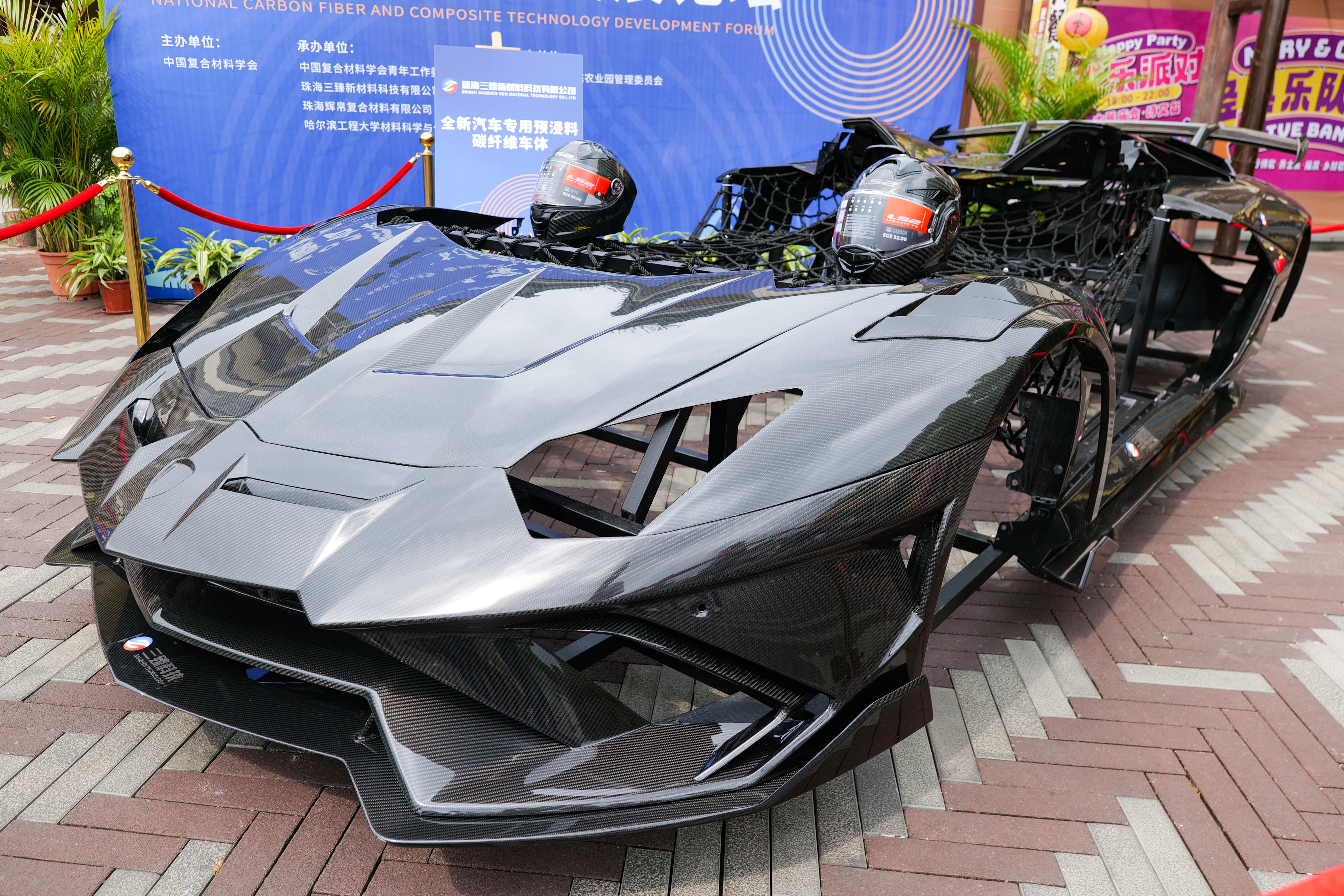 珠海三臻新材料科技有限公司自主研发的汽车专用预浸料已运用到汽车领域。