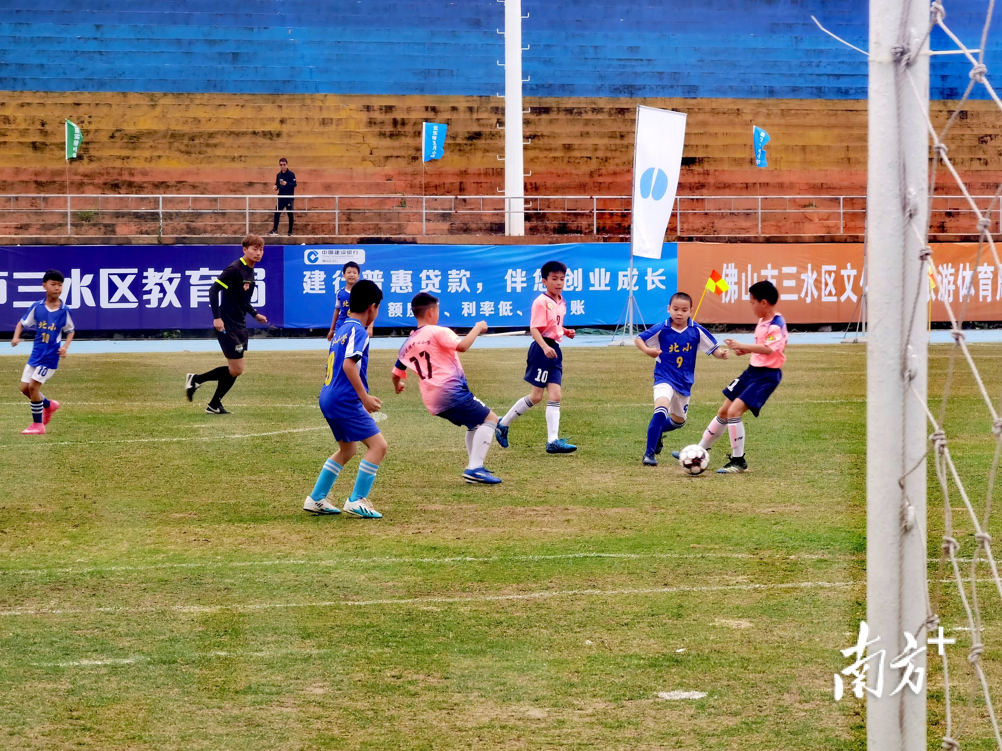 北江小学对阵白坭中心小学。张秀蓝 摄 北江小学对阵白坭中心小学。张秀蓝 摄