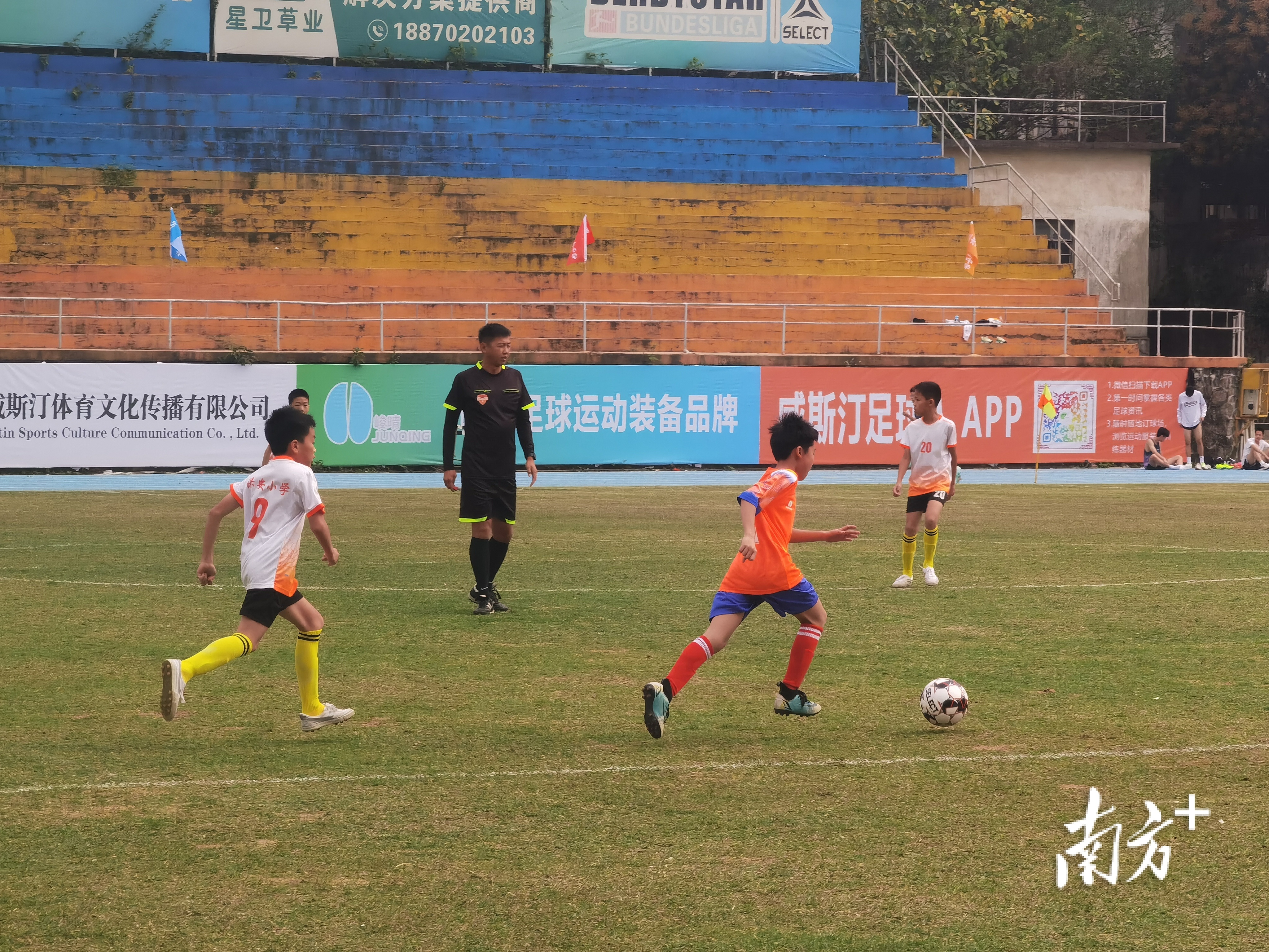 下东鲁小学与保安小学展开激战。张秀蓝 摄 下东鲁小学与保安小学展开激战。张秀蓝 摄