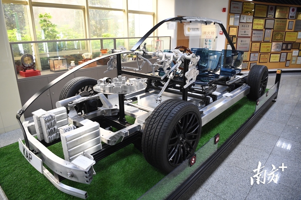 金桥轻合金科技（江门）有限公司利用新能源汽车模型展示企业的汽车零部件产品。  南方+ 杨兴乐 拍摄