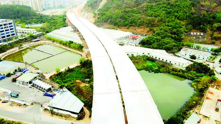 深莞惠红色干线改建工程（一期）TJ3标段已建成的高架桥。