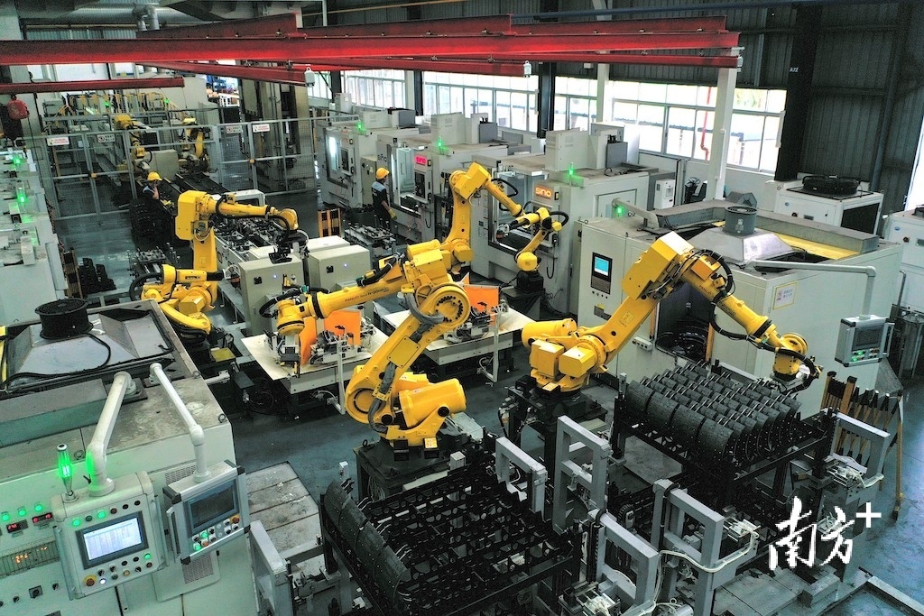 富华重工大量先进的机器手臂、自动化设备加入现场生产。  南方+ 杨兴乐 拍摄