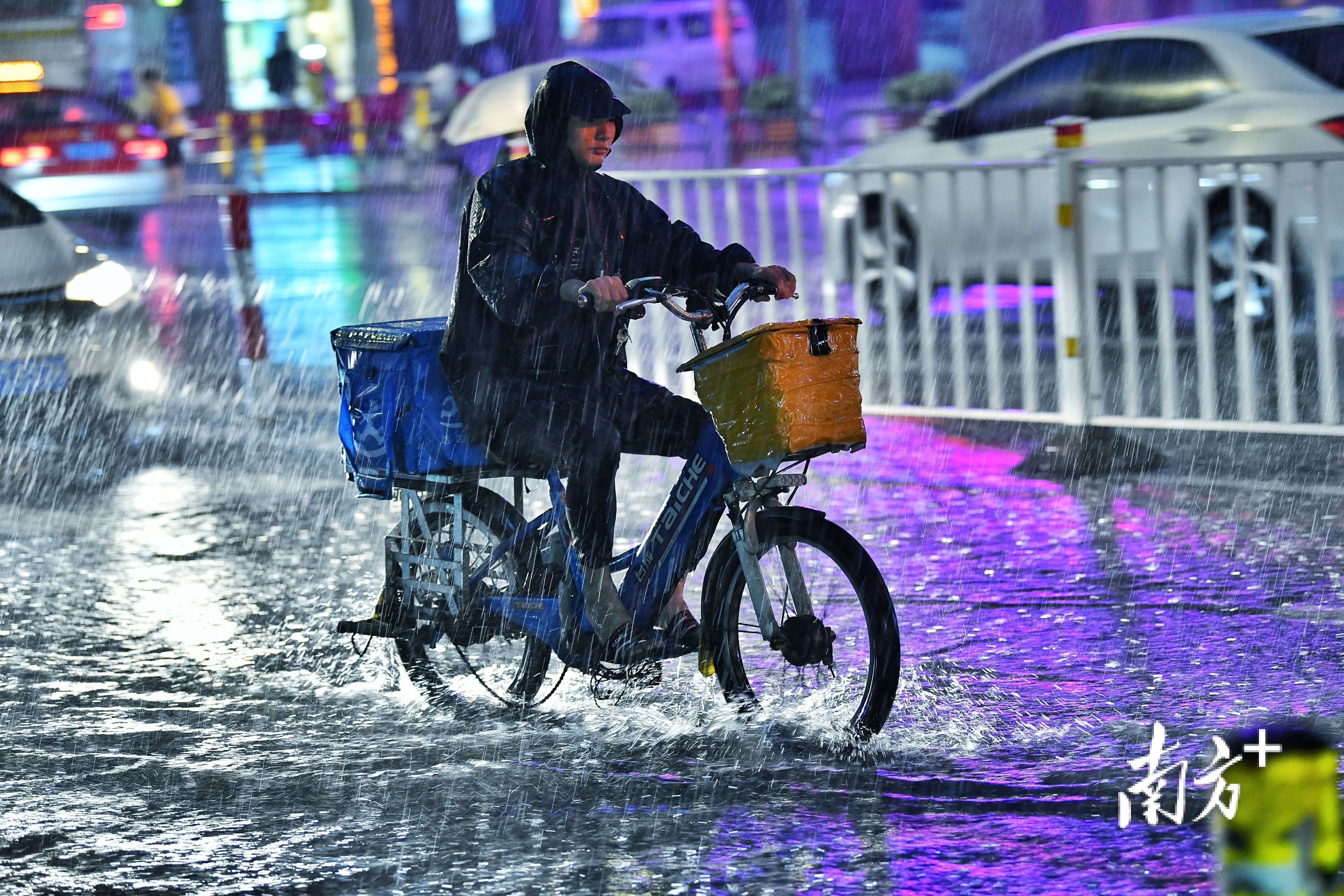 资料图片:一位佛山市民在暴雨中骑行。戴嘉信 摄 资料图片:一位佛山市民在暴雨中骑行。戴嘉信 摄