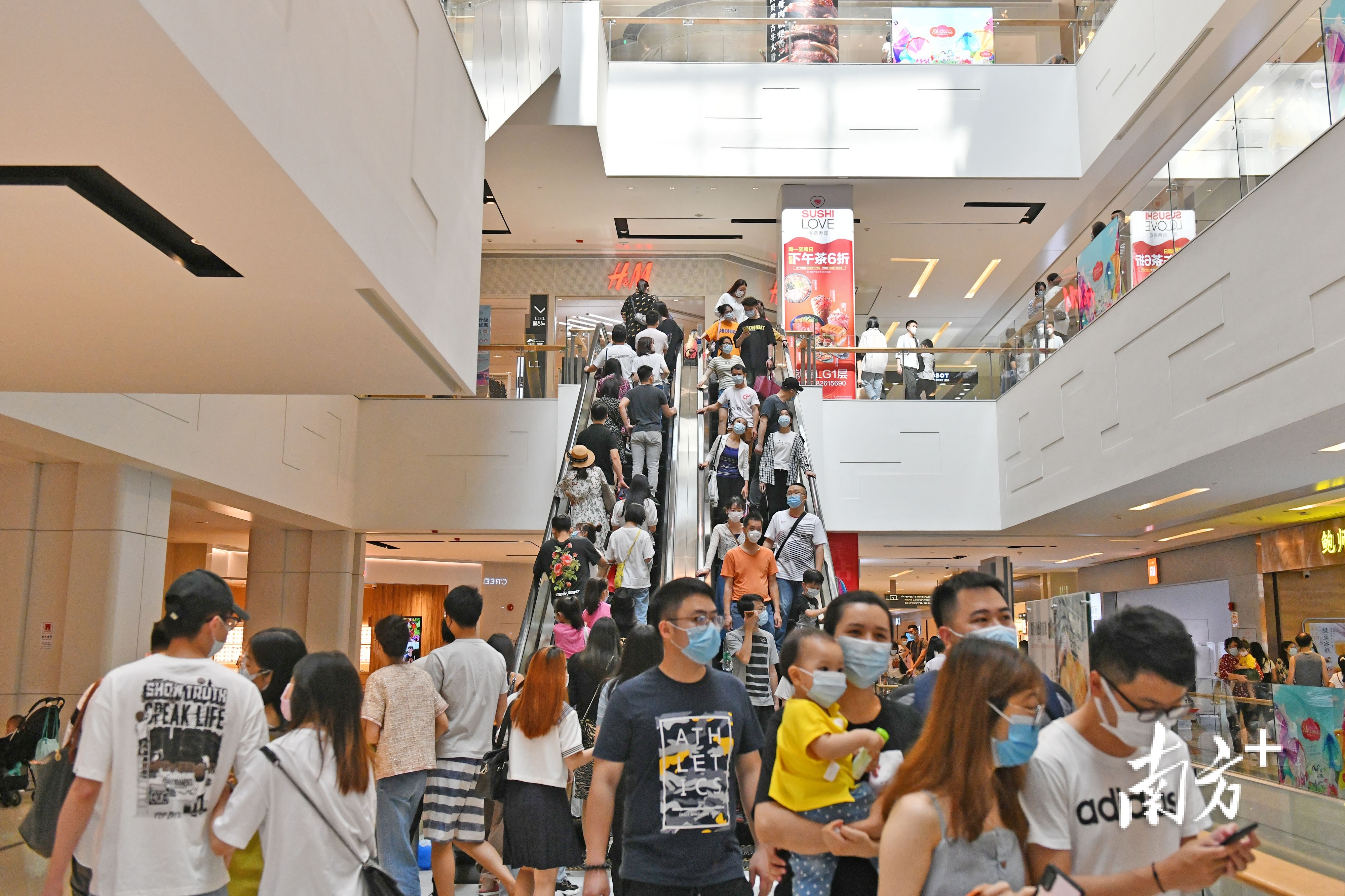 禅城人口密度全市第一，人流涌动可转化为消费优势。戴嘉信 摄