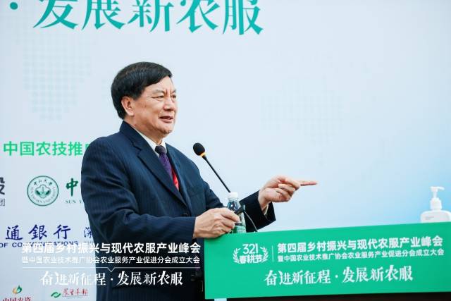 法国欧洲科学院院士、国家精准农业航空施药技术国际联合研究中心主任兰玉彬