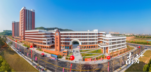 前不久,滨海湾新区打造的第一所公办学校——镇远中学落成.