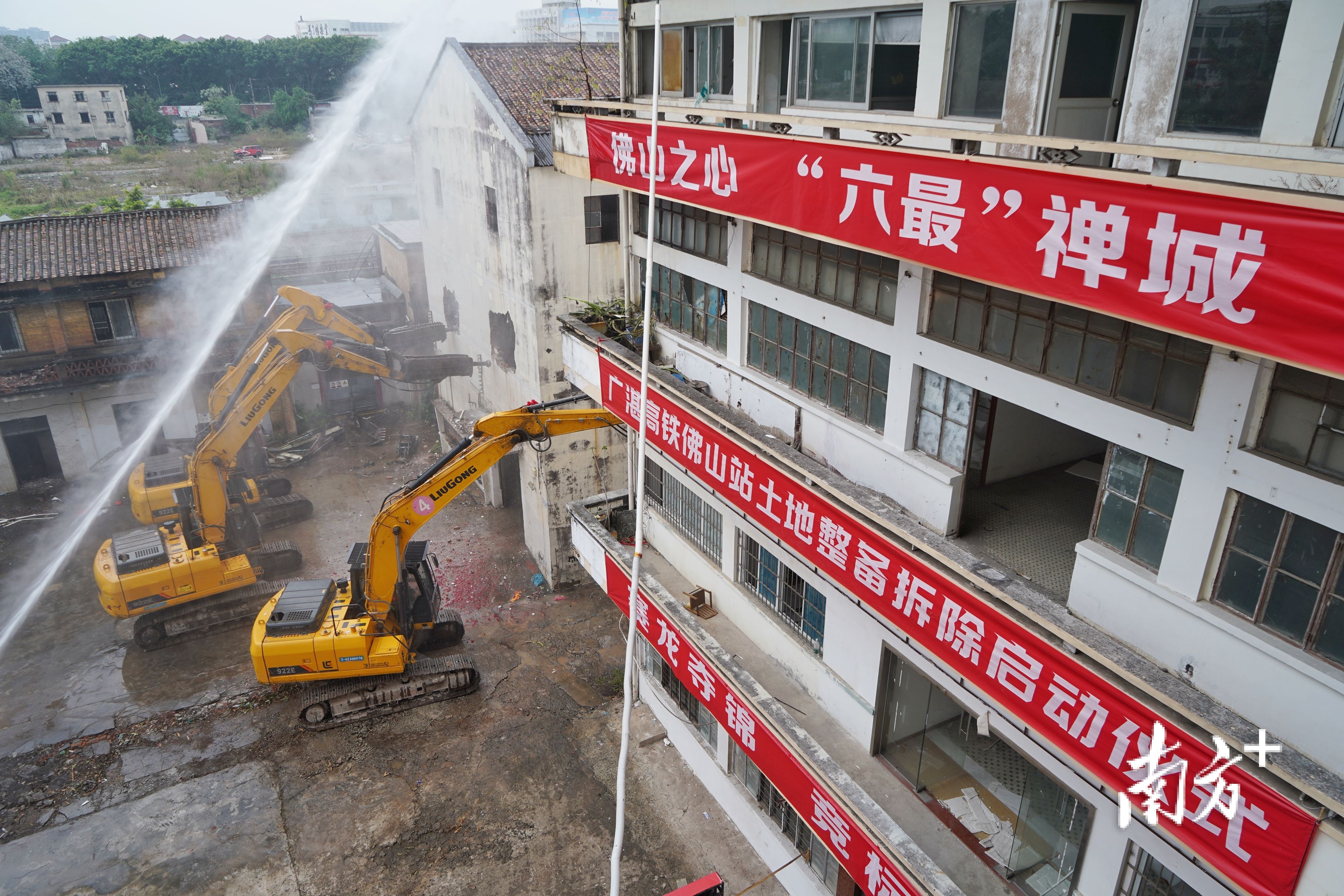 3月17日，广湛高铁佛山站土地整备拆除正式启动。