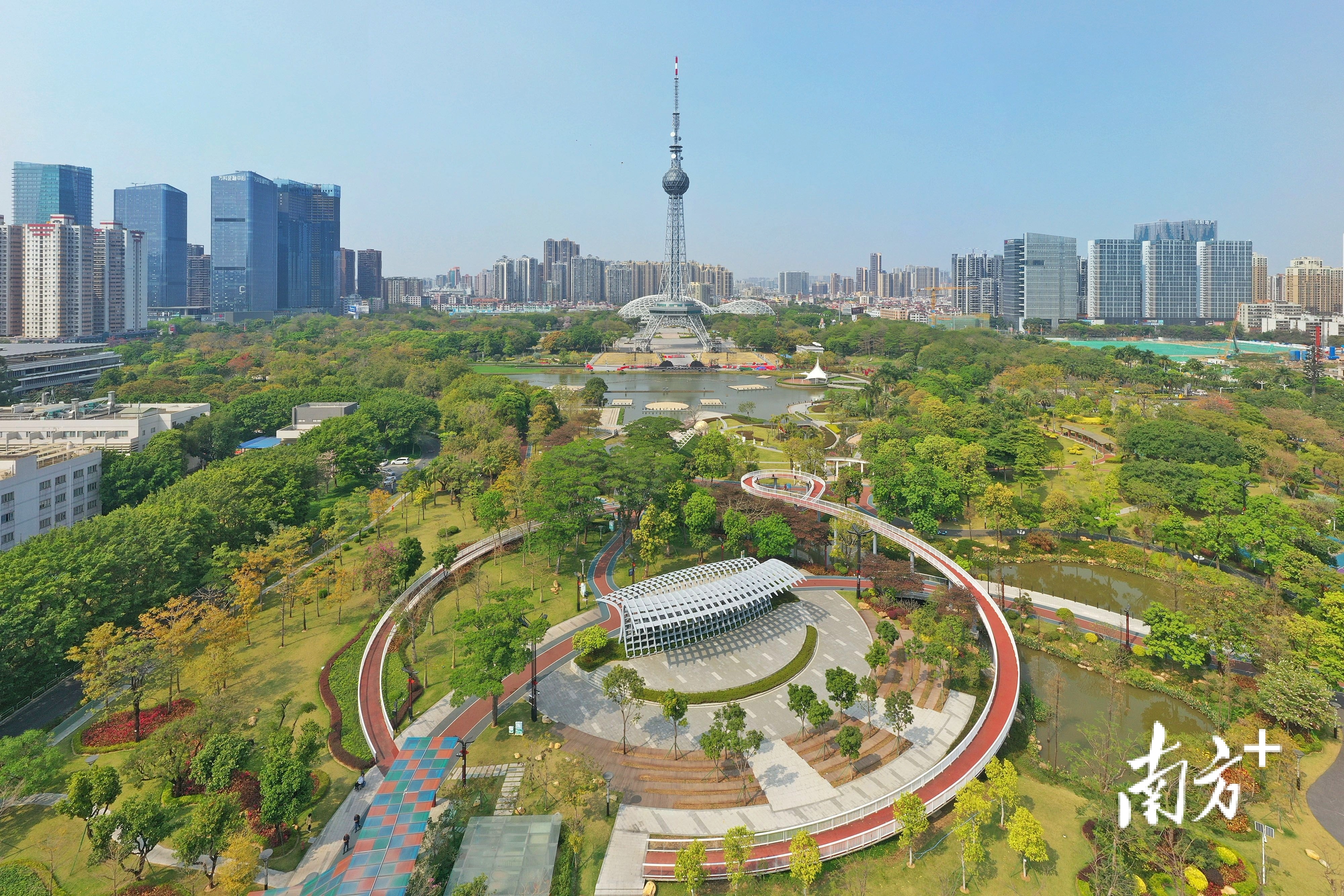 近年来，伴随着大刀阔斧的改革，佛山行政破界，城市向心，产业奔腾。