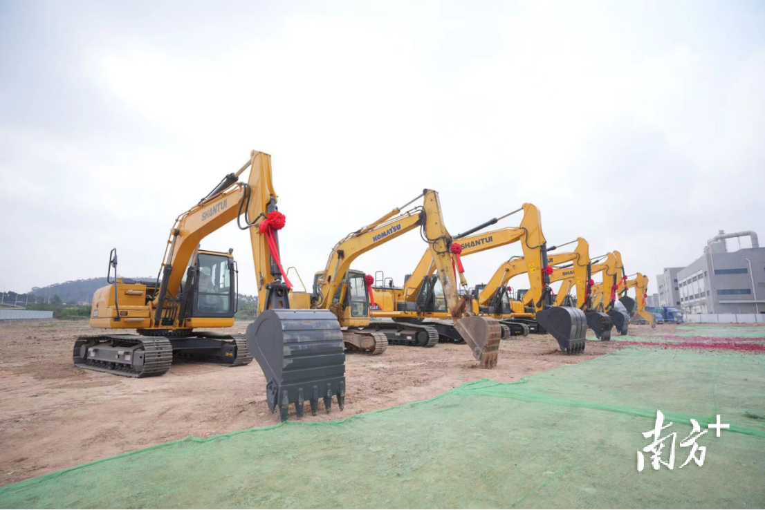 东莞市2023年首批重大项目动工仪式在广东天域半导体股份有限公司总部、生产制造中心和研发中心建设项目现场举行。黄伟兴 摄