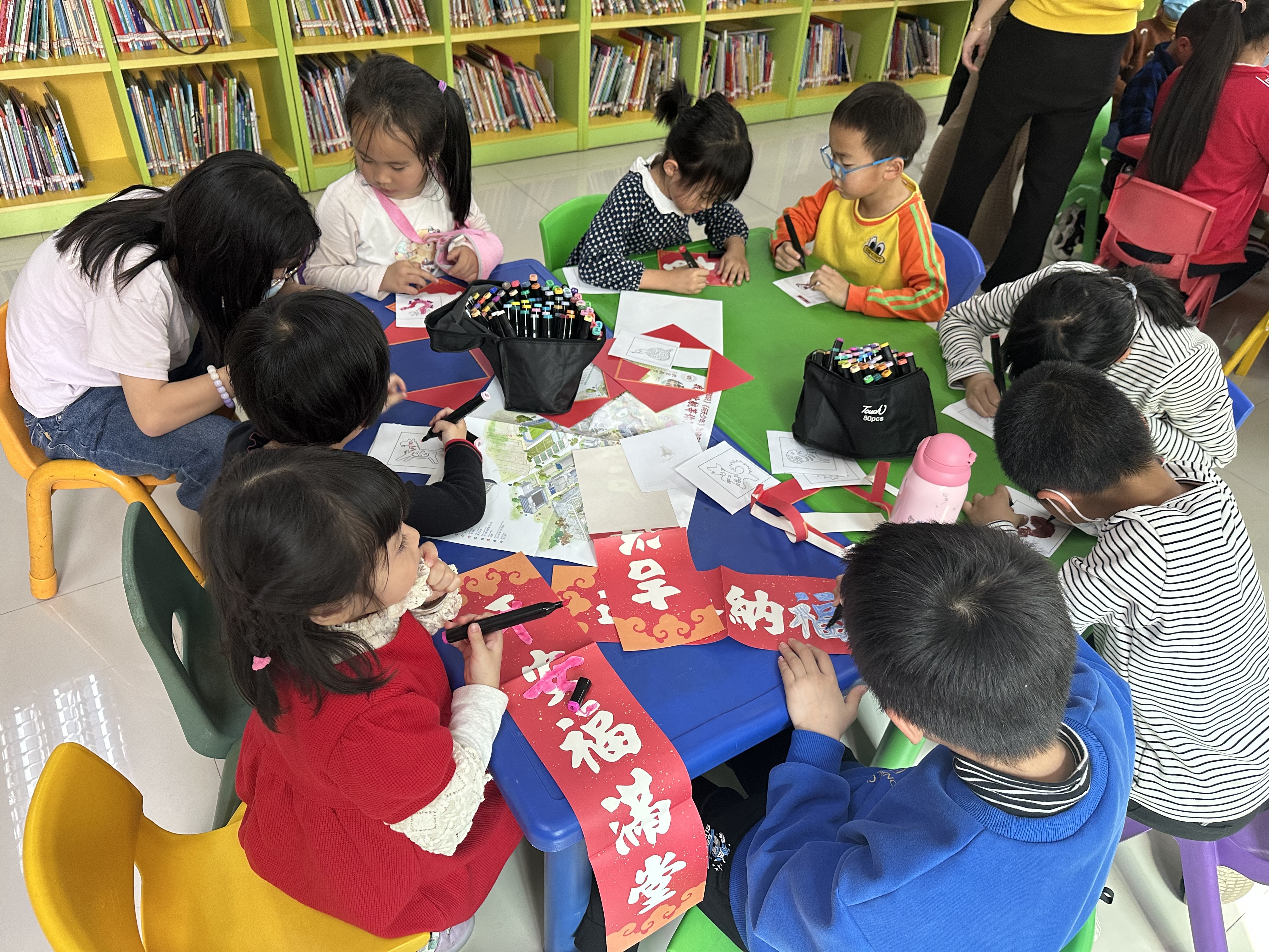 黄江图书馆开展《温妮的中国年》主题绘本故事分享活动，家长和孩子在一起做手工。受访单位供图