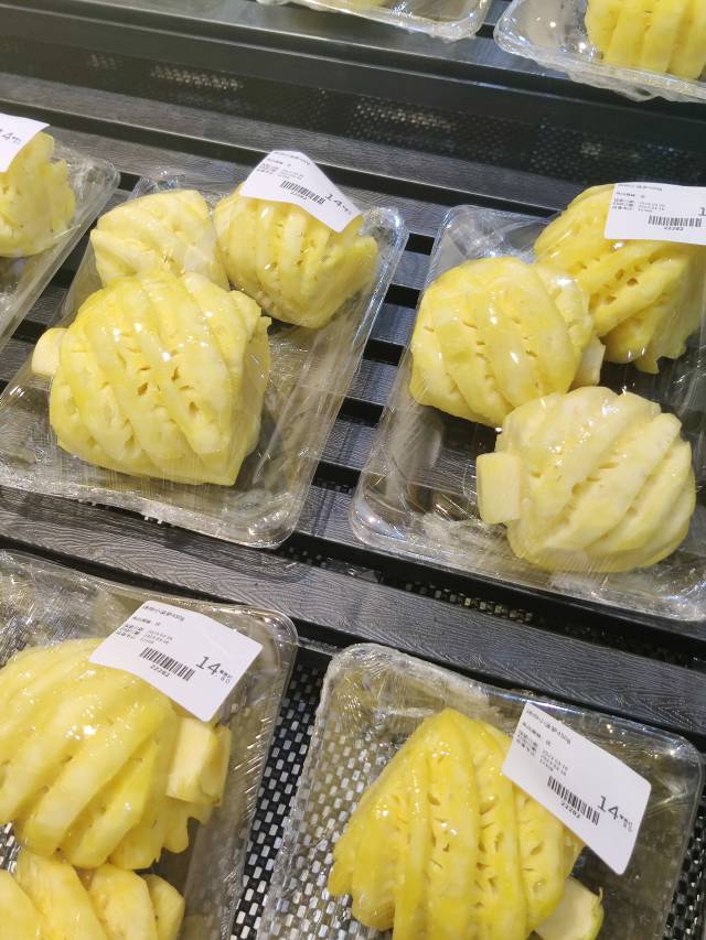 菠蘿幾乎是當(dāng)下最“熱”的水果,，一箱箱被冰塊包圍的鮮切小菠蘿被整齊地堆放在店門口,。一位水果店店員告訴記者，“現(xiàn)在店里賣得最好的就是鮮切小菠蘿,，每天都會賣空,，每天都要進(jìn)貨?！庇捎陂_袋即食,、方便快捷，鮮切菠蘿逐漸受到消費者喜愛,，成為行業(yè)“新寵”,。