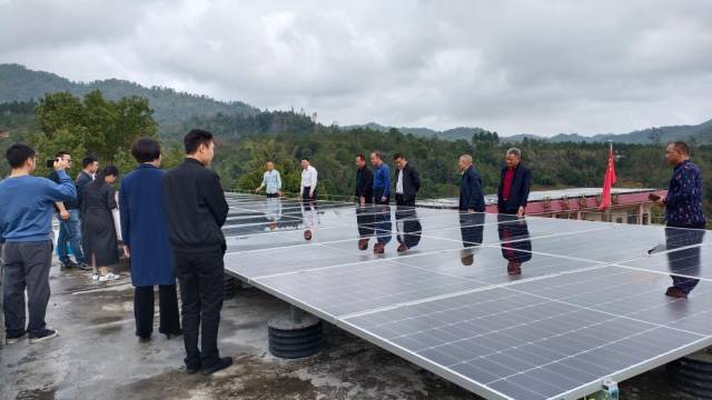 上东村小学房顶装上了光伏发电板