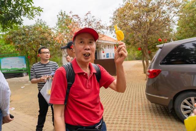 攤主們說，工作日來的老年旅游團(tuán)多,，周末有更多年輕人前來游玩。