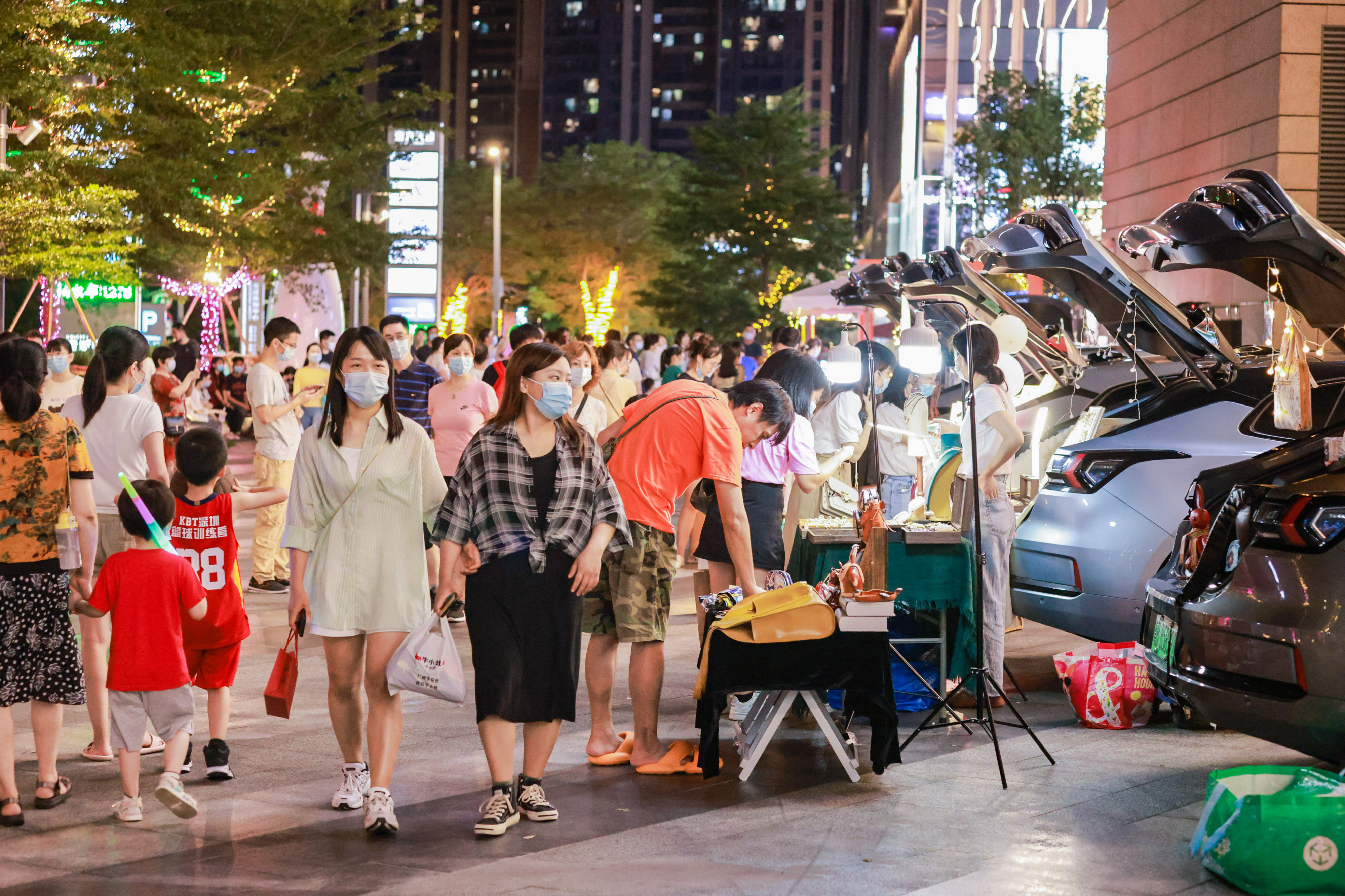 壹方城车厢集市的夜间经济点燃城市“烟火气”。