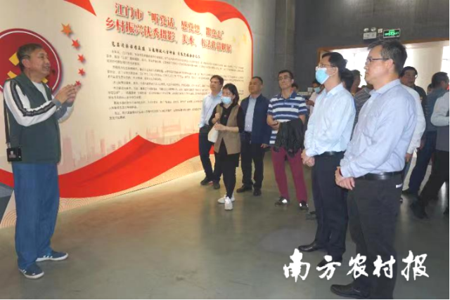 前来参观的干部群众。