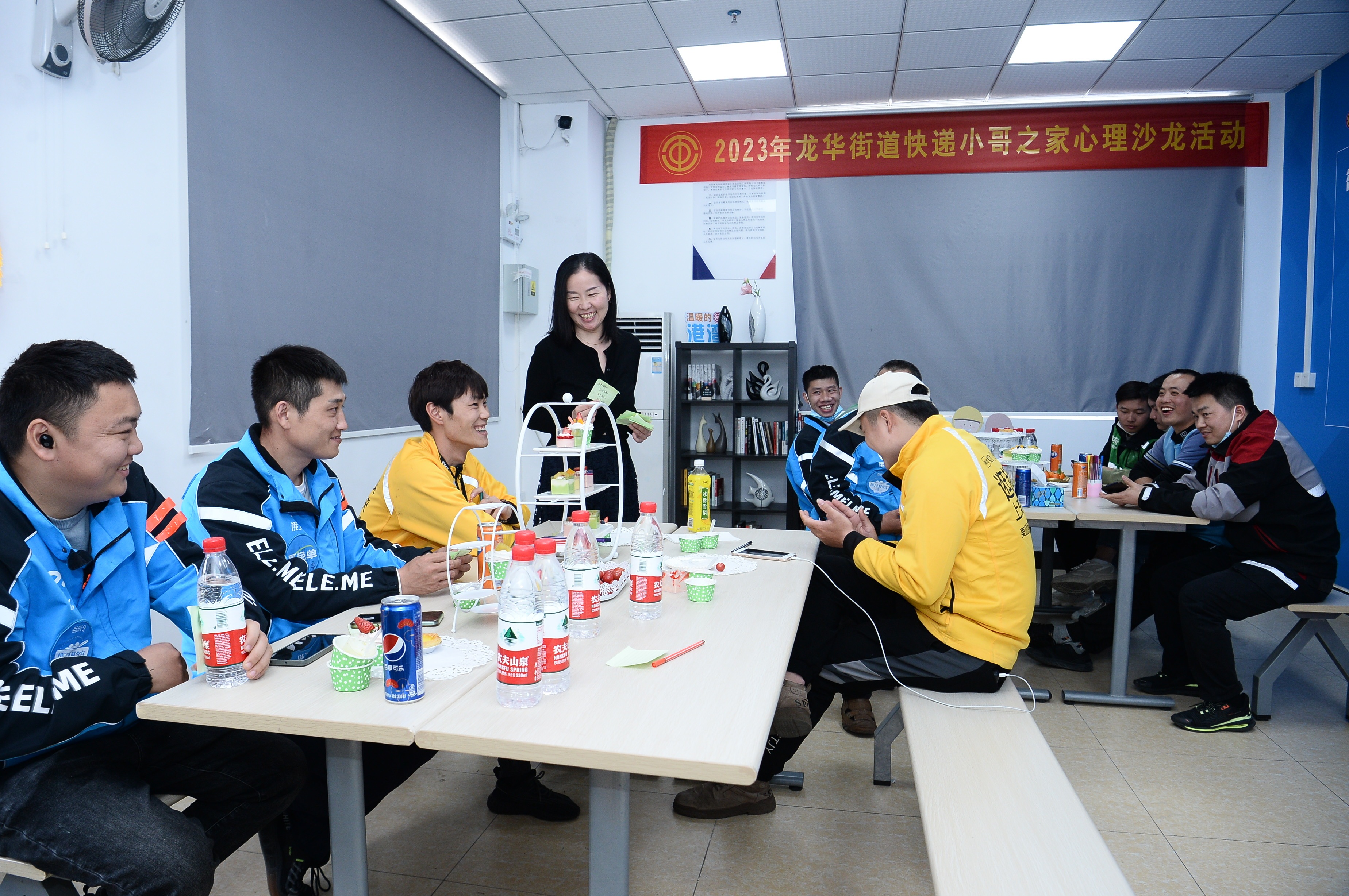 龙华街道首个快递小哥之家揭牌,快递小哥在这可歇脚也可“充电”。