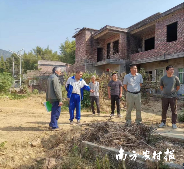 现场调解纠纷。