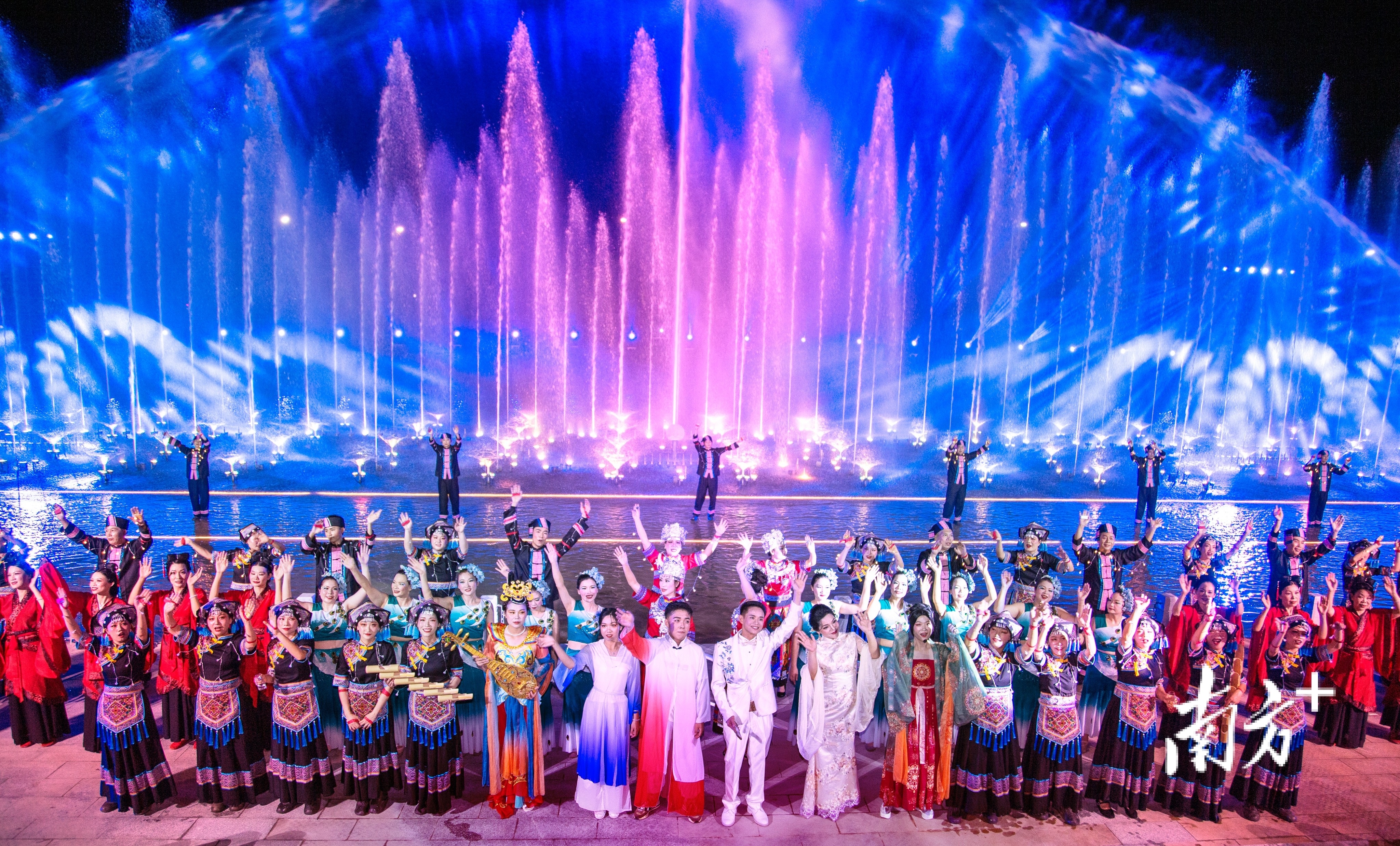 紫南村打造大型水舞声光秀“这,就是紫南”文艺演出。 紫南村打造大型水舞声光秀“这,就是紫南”文艺演出。