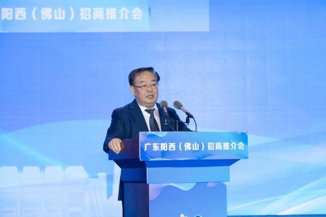 企业代表在台上发言