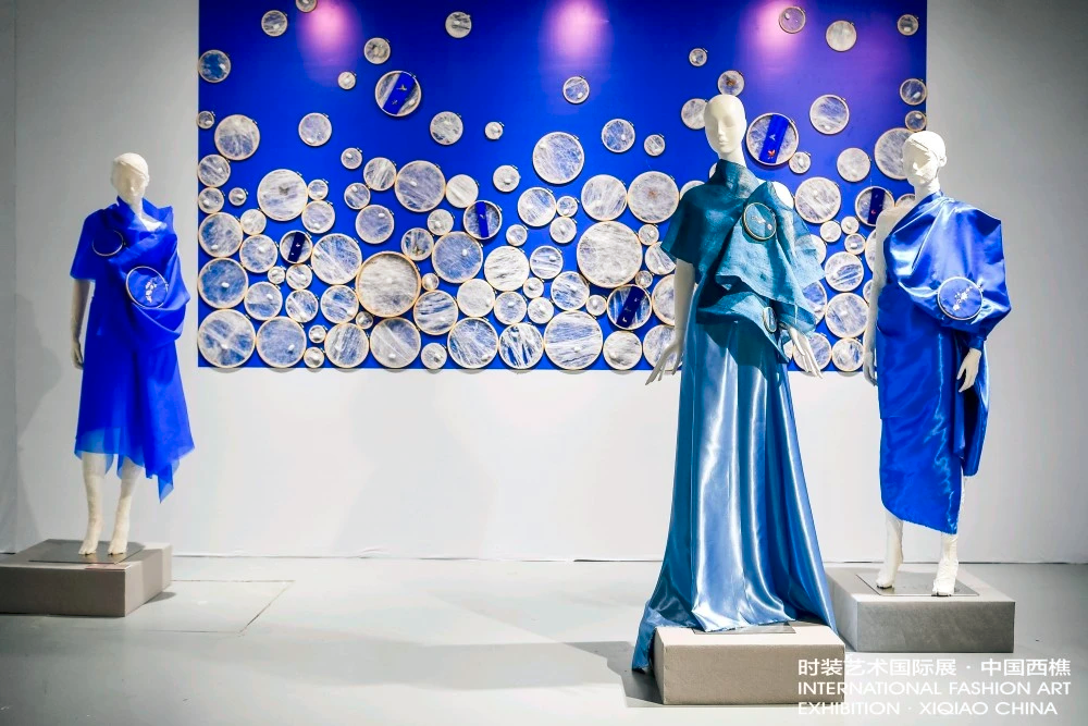 2022年举行的“时装艺术国际展·中国西樵”上,多家本土纺织企业携产品亮相。西樵镇供图 2022年举行的“时装艺术国际展·中国西樵”上,多家本土纺织企业携产品亮相。西樵镇供图