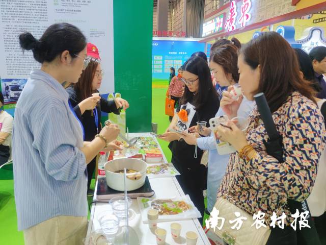 参观者对菌菇预制菜赞不绝口，扫码了解产品信息。 林晓岚 摄