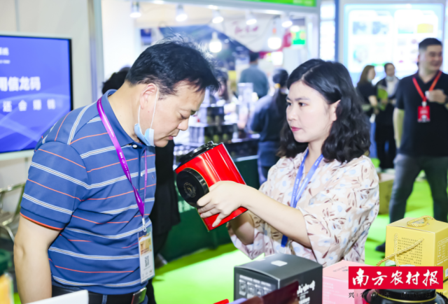 采购商在本届食博会·预博会上了解白马骏红。