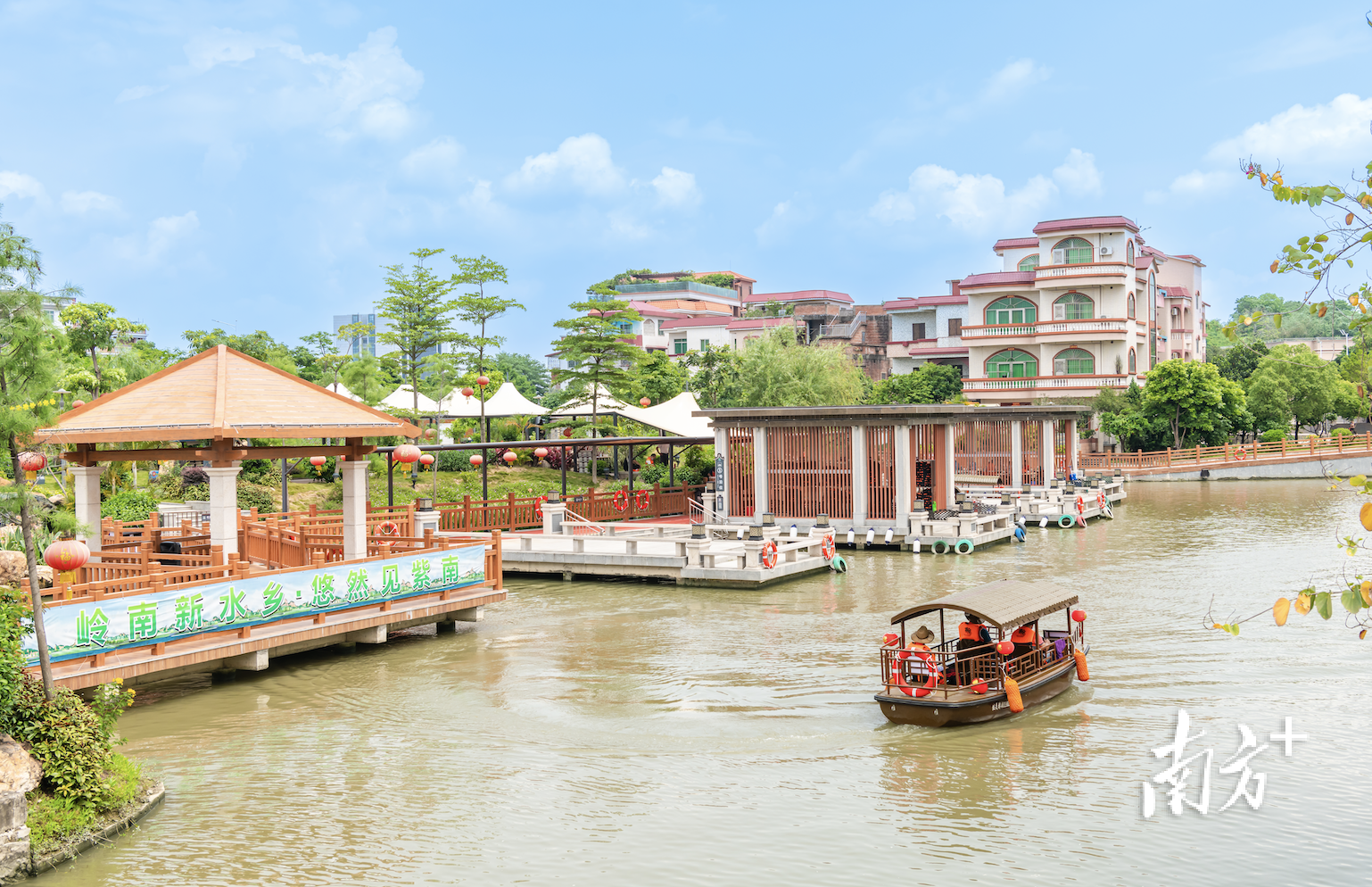 紫南村开发运营了禅城区第一条乡村游船线路“紫南船说”。 紫南村开发运营了禅城区第一条乡村游船线路“紫南船说”。