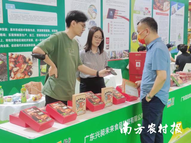 参观者在兴昶食品的展位上了解曲江预制菜产品。  林晓岚 摄