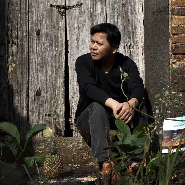 黄礼孩，诗人，出生于大陆最南端的徐闻。创办《诗歌与人》、诗歌与人·国际诗歌奖、广州新年诗会。曾获凤凰卫视“美动华人·年度艺术家奖”、广东鲁迅文学艺术奖、广州城市形象国际传播大使等荣誉。诗歌入选《大学语文》教材。代表作有《我对命运所知甚少》《给飞鸟喂食彩虹》等。摄影 游坚