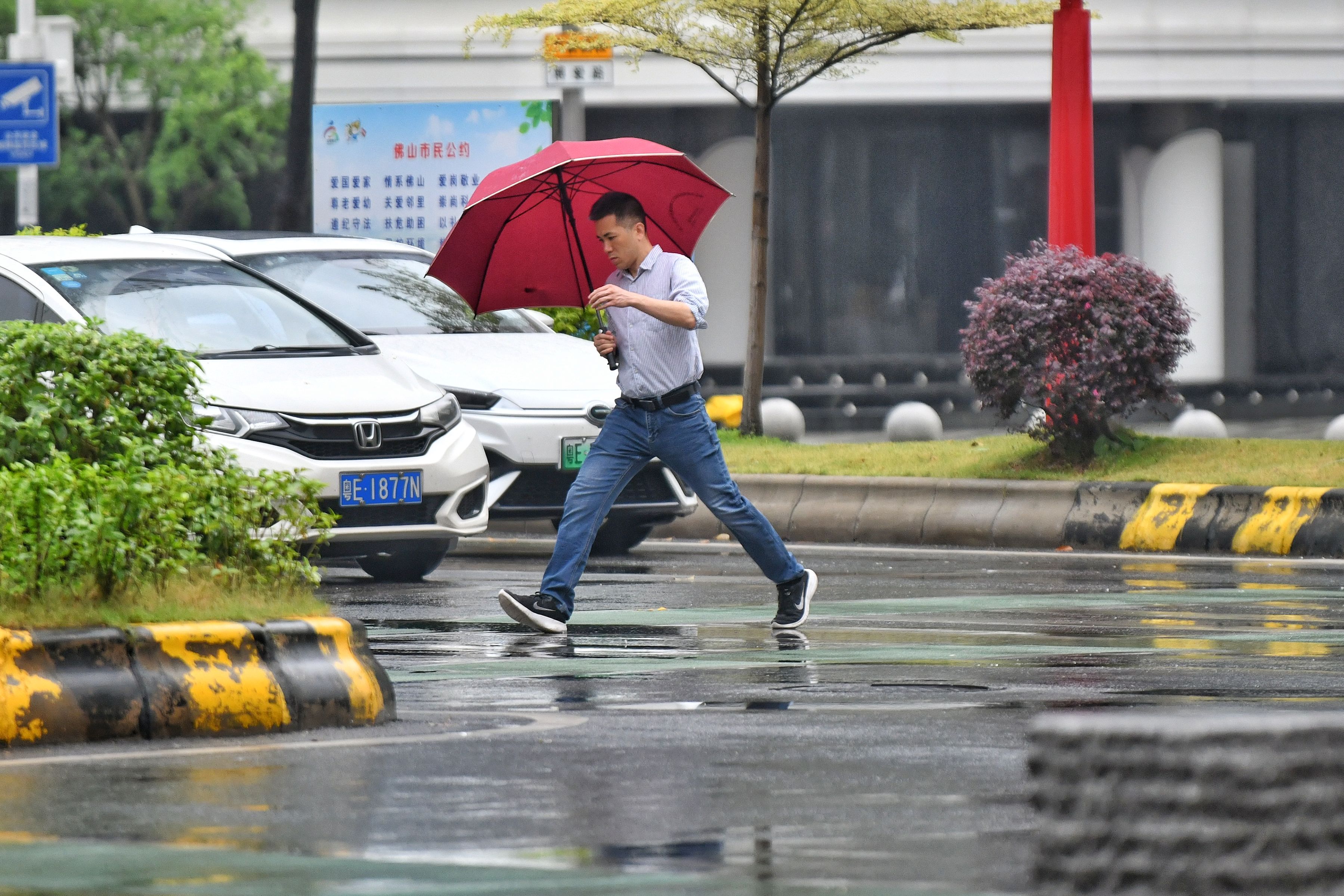 禅城区、南海区、三水区雷雨大风黄色预警信号，南海区、三水区冰雹橙色预警信号已生效，需注意防御。戴嘉信 摄
