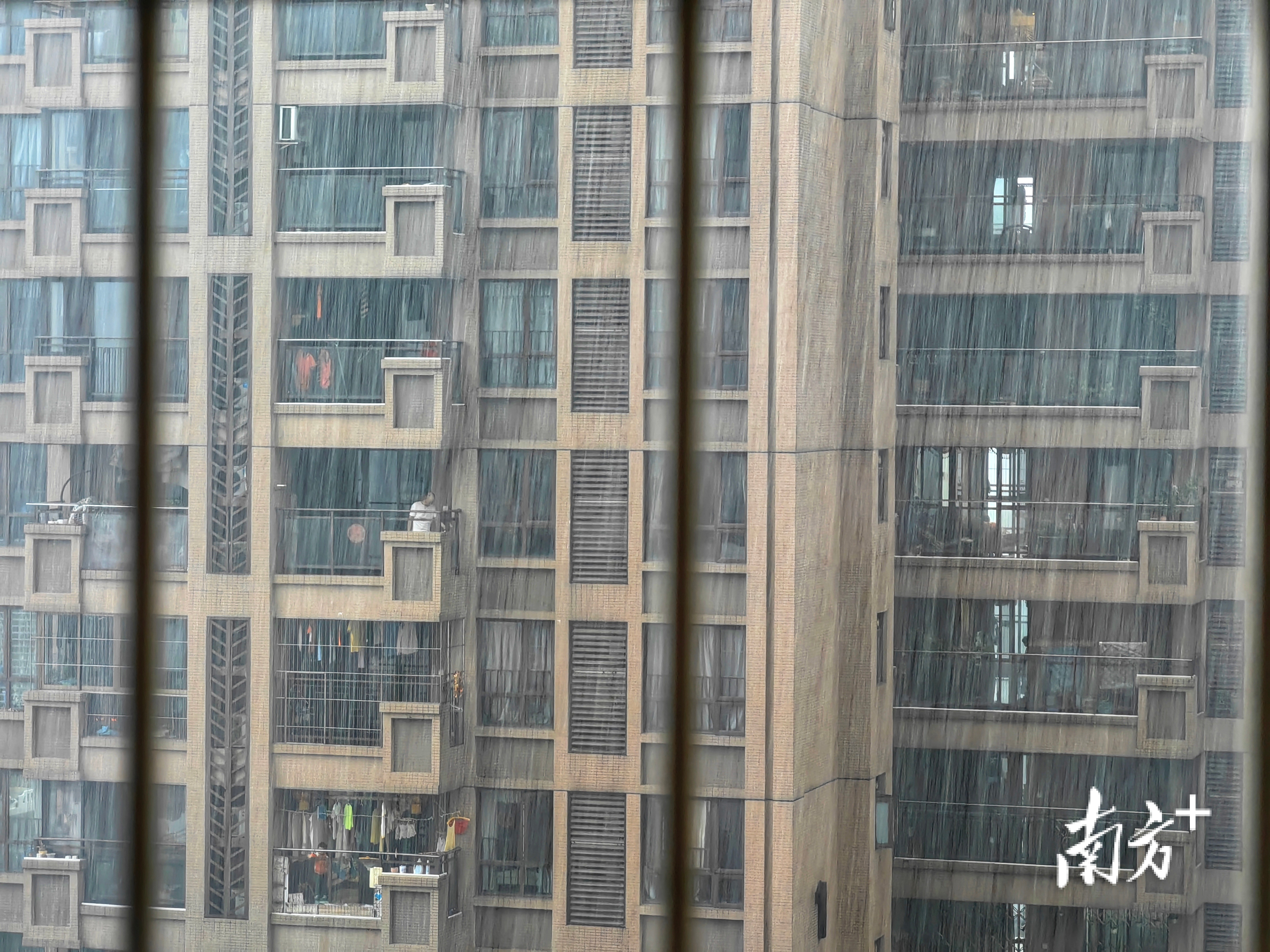 3月25日7:50，雨中的南海桂城景裕豪园。