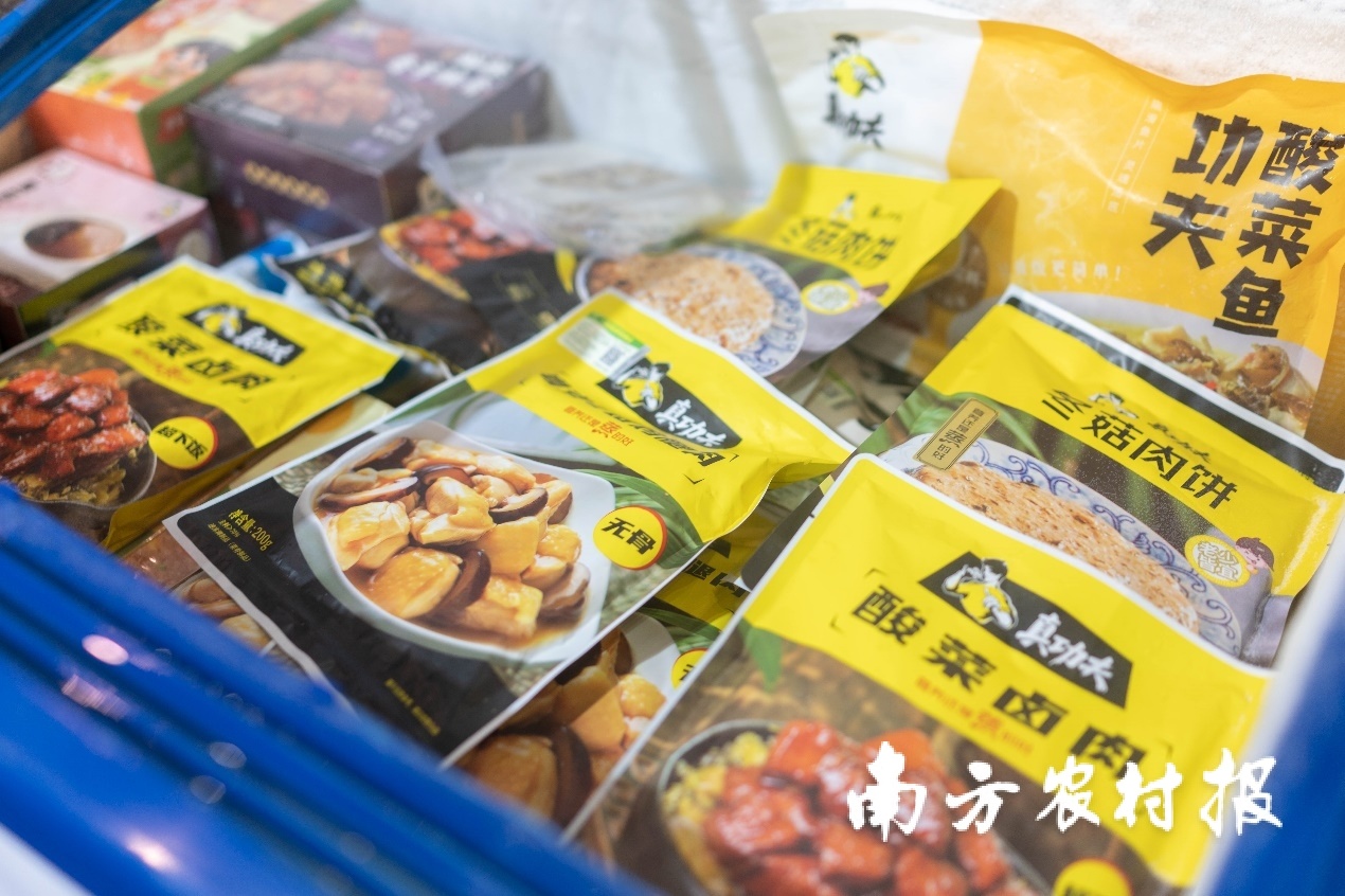 在东莞市补给舰供应管理有限公司展位，可以看到真功夫旗下所有主打产品