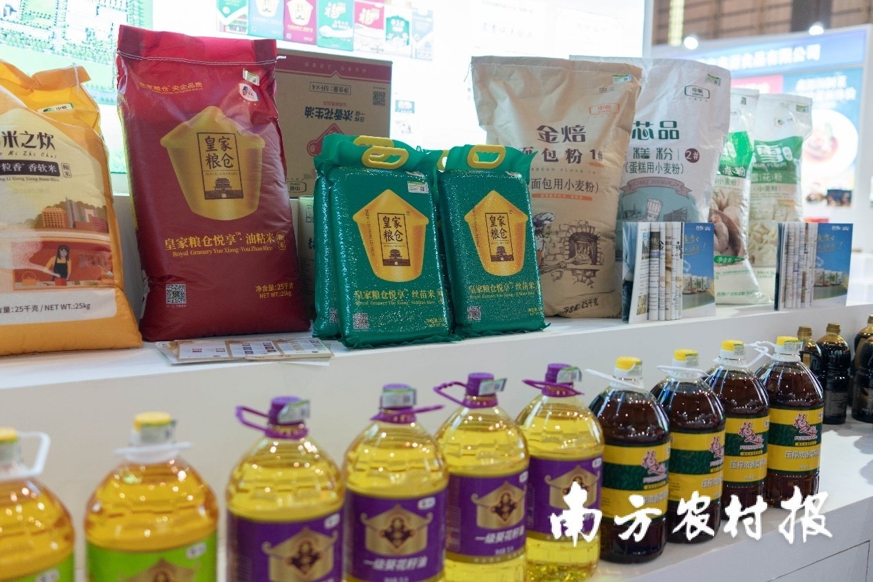 中粮（东莞）粮油工业有限公司展位上，米面油一应俱全