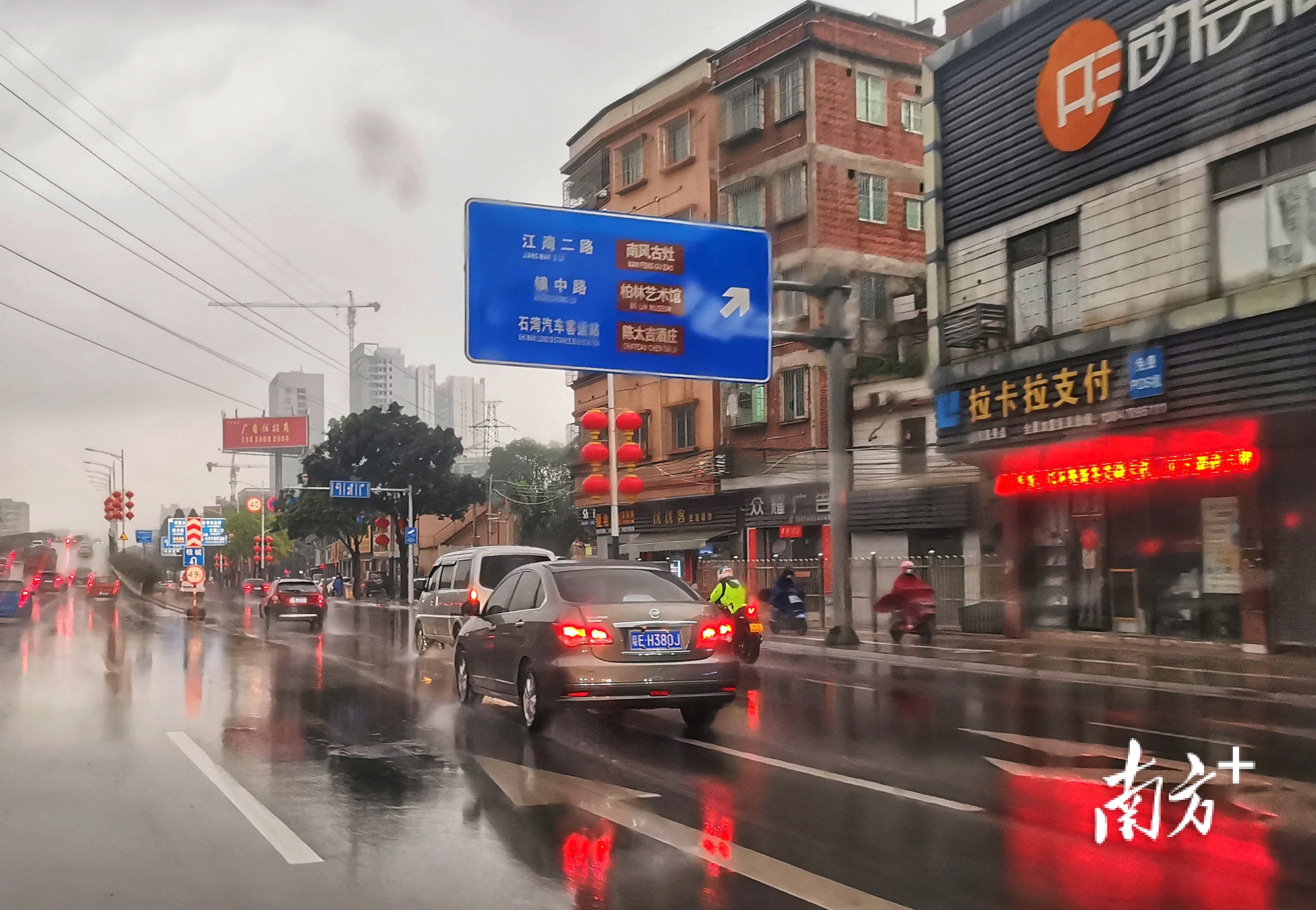 3月25日上午9时许，季华路中国陶瓷城路段实拍。南方拍客 霍伟权 摄