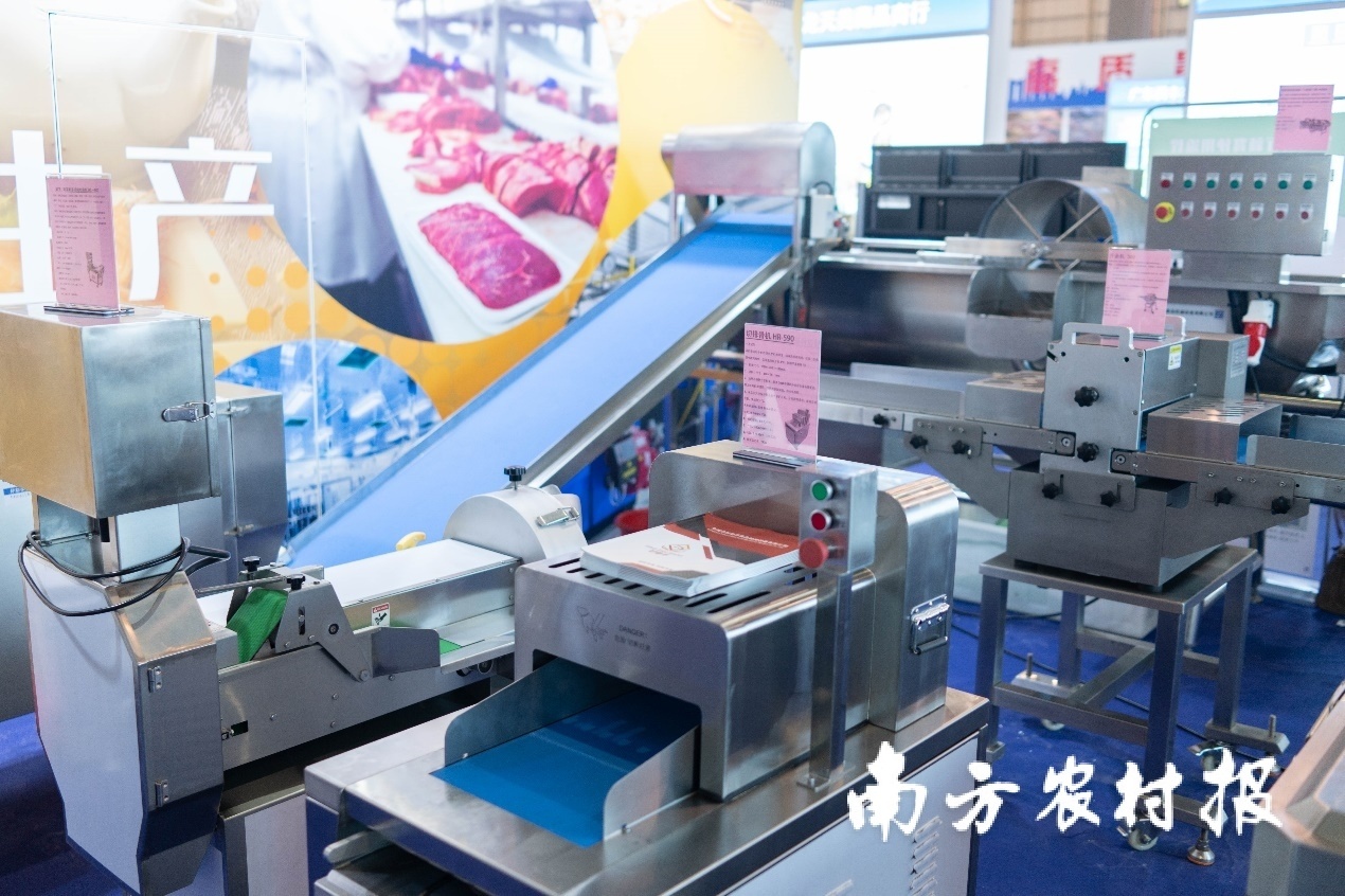 除了食品，也少不了食品加工机器 。更多精彩内容欢迎亲临食博会·预博会品鉴交流。