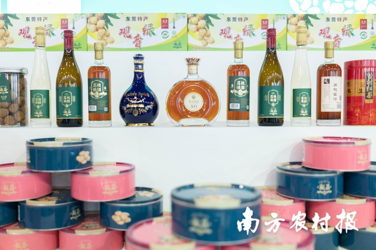 琳琅满目的荔枝系列深加工产品，出自广东岭南荔园发展有限公司