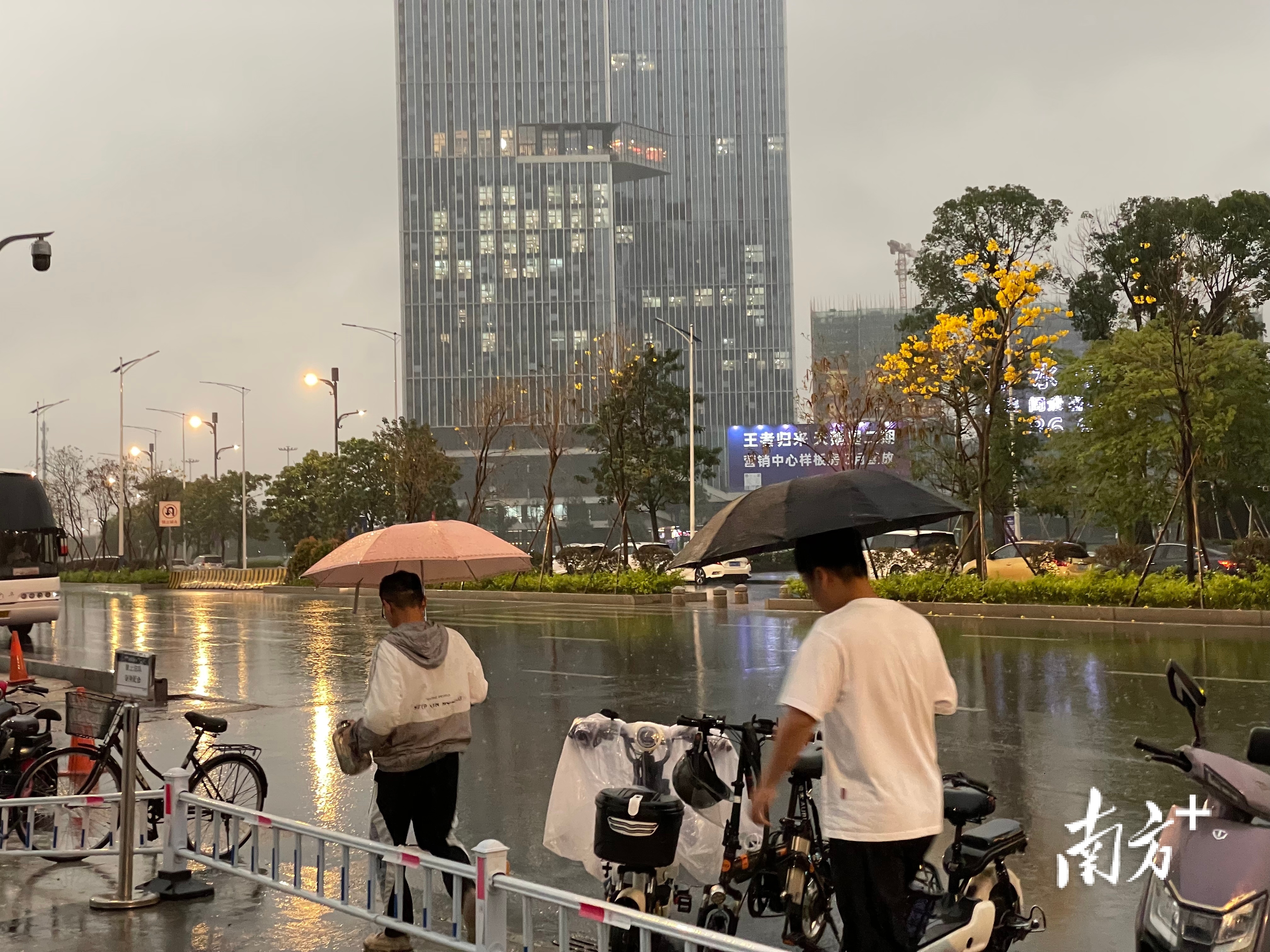 3月25日18时，顺德欢乐海岸地铁站附近，雨势较大。张艳青 摄