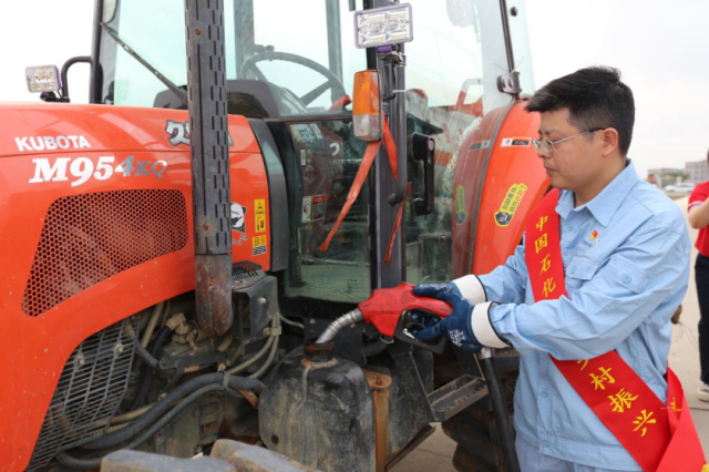 中国石化销售华南分公司驻潮利村第一书记马良同志为农机加油