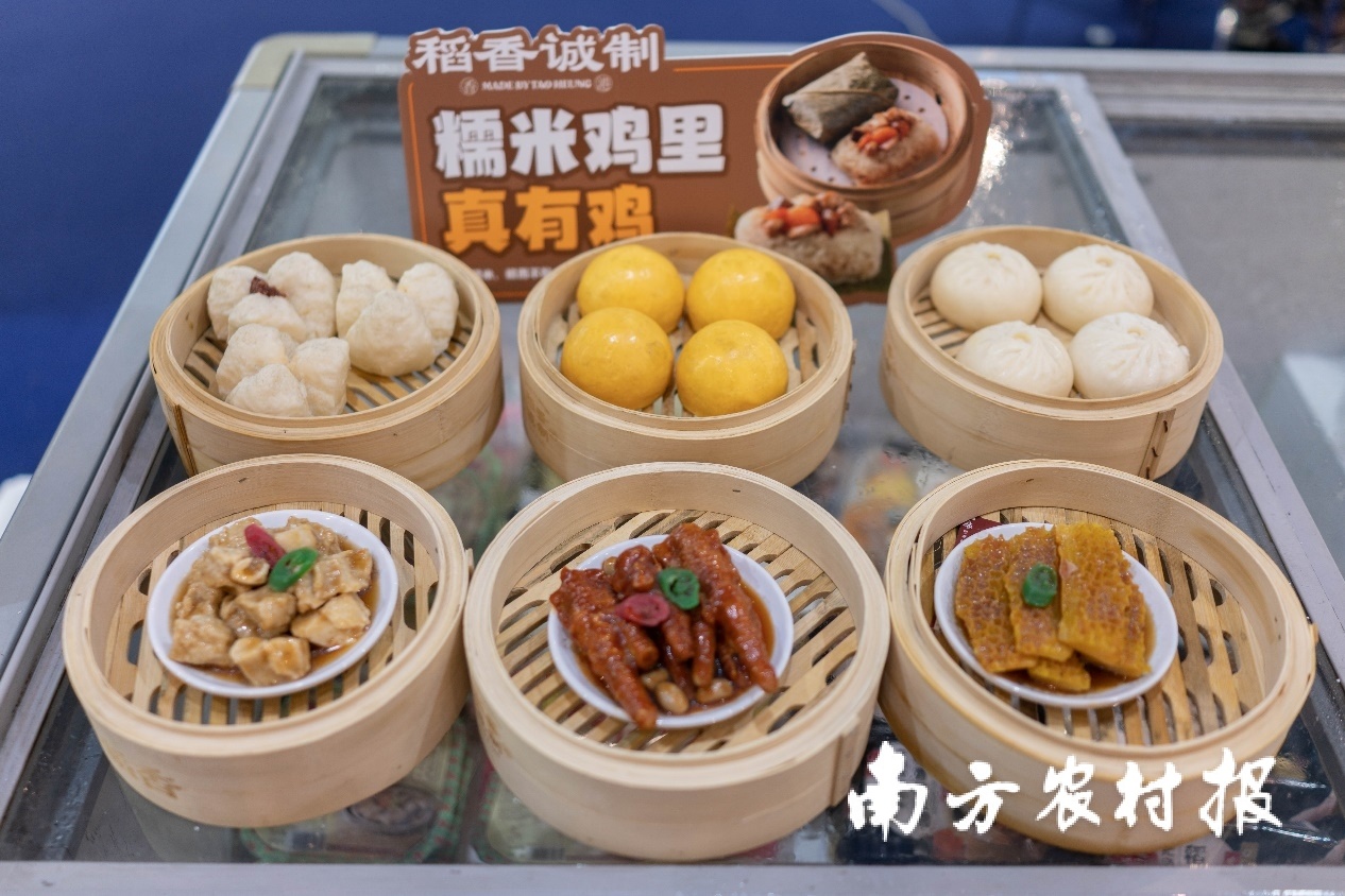 此外，东莞还设置了海洋经济展区、美丽道滘展区、特色企业展区和“莞品”预制菜及食品配料特色产品推介区，全方位展示东莞饮食文化。接下来，记者用镜头带您观光东道主馆。