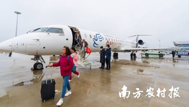 首航航空班机由华夏航空庞巴迪CRJ900NG客机执飞，图为航班抵达吴川机场。